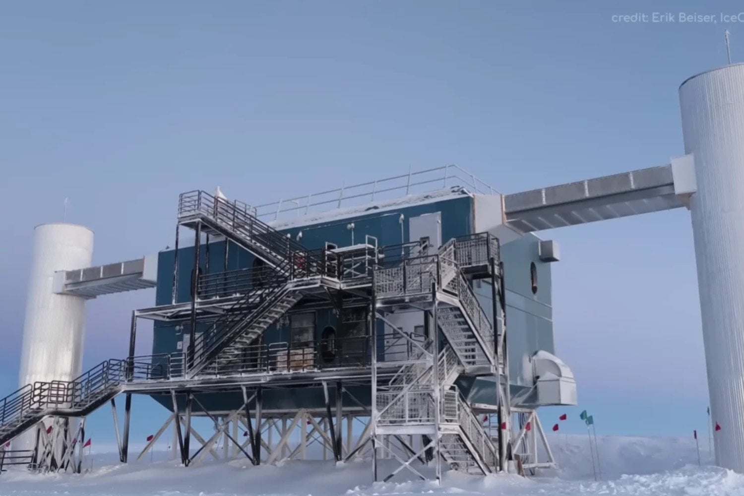 Bajo el hielo antártico se esconde un detector de partículas que conecta a Mendoza con el Nobel de Física