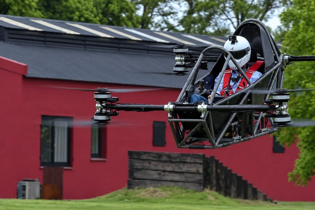 Estudiantes argentinos crearon un dron tripulado eléctrico que despega en vertical y alcanza los 70 km/h