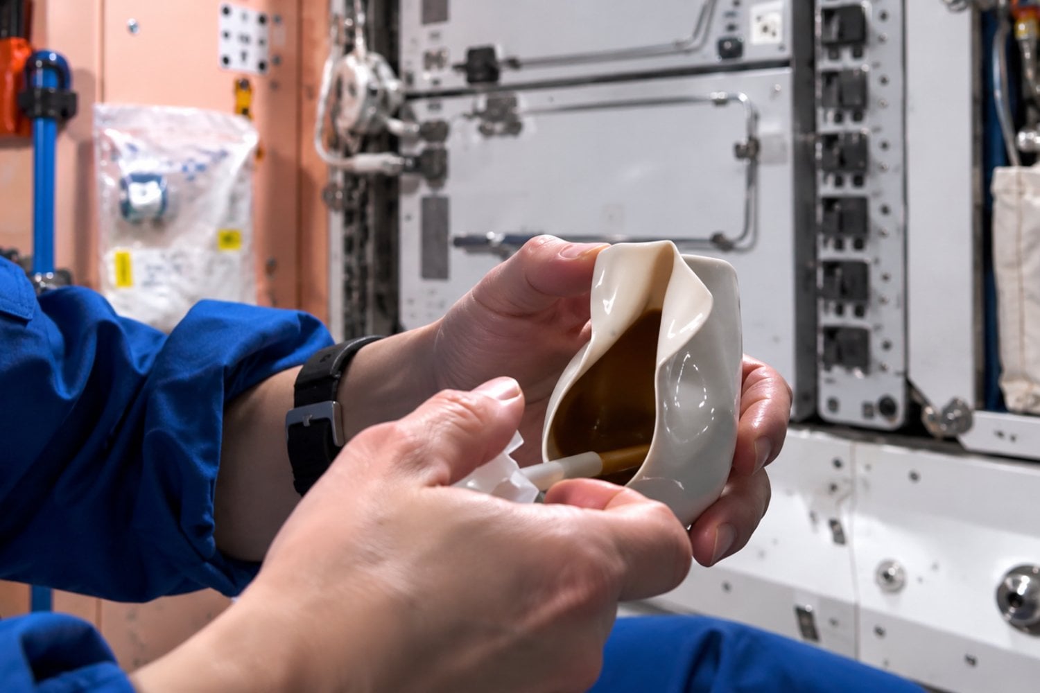 La NASA creó una taza para tomar café en el espacio y su diseño terminó en un museo