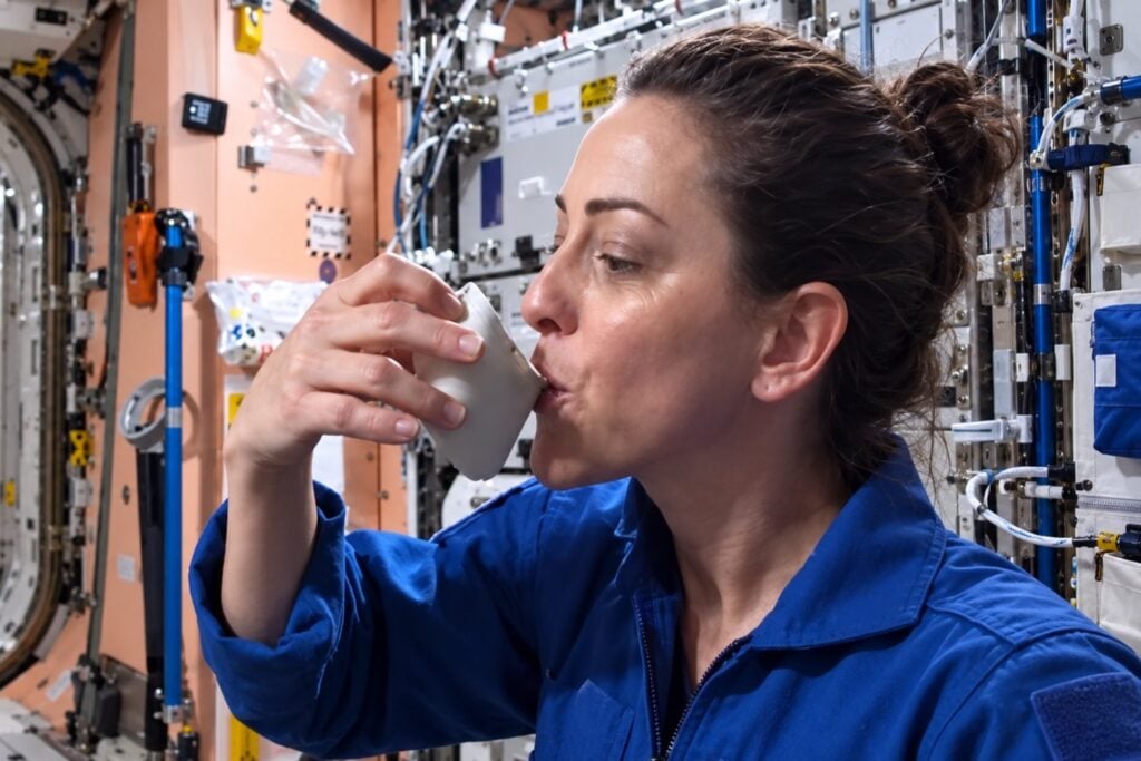 La NASA creó una taza para tomar café en el espacio y su diseño terminó en un museo
