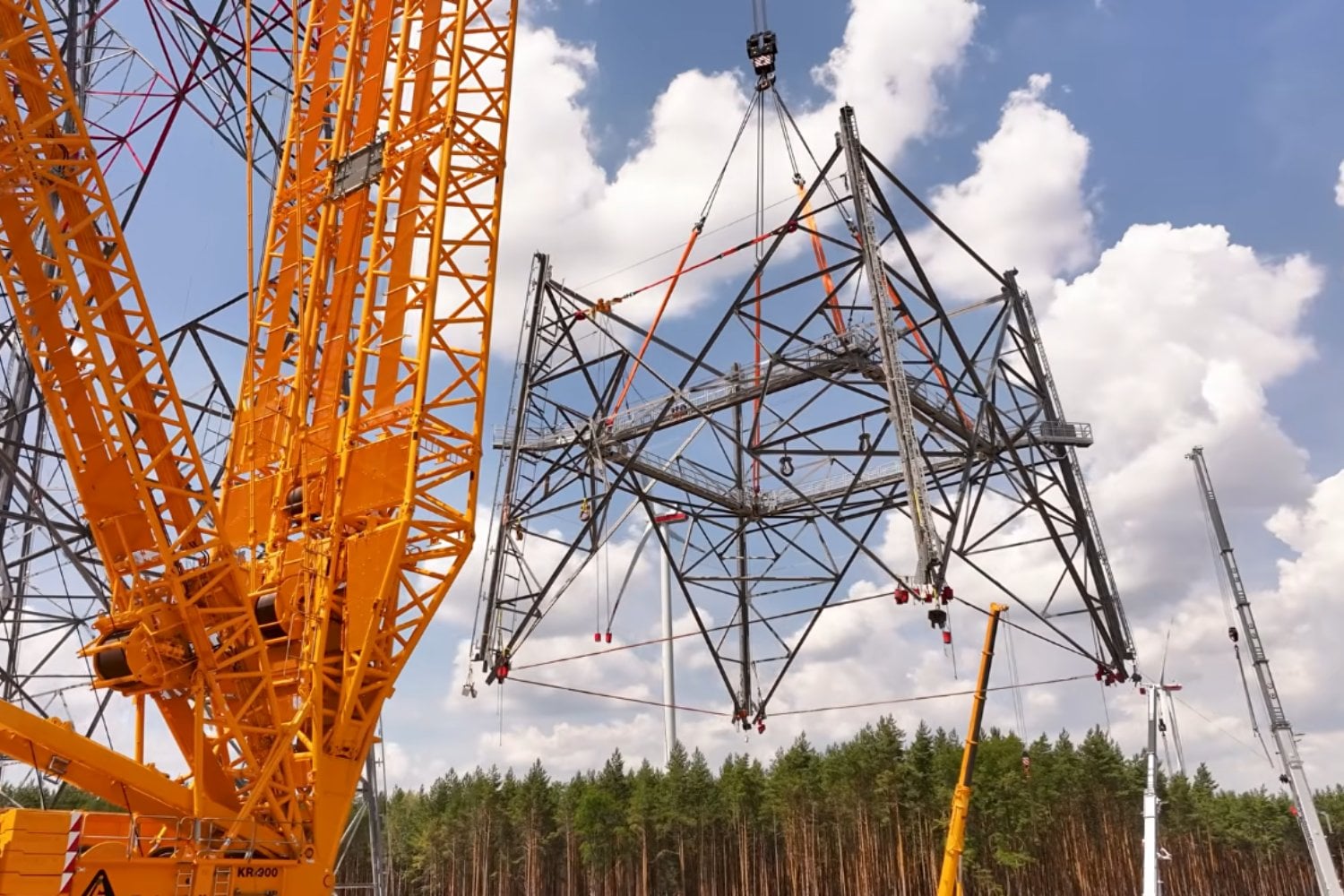 Más alta que la Torre Eiffel: Alemania levanta una gigantesca turbina eólica capaz de duplicar la producción de electricidad