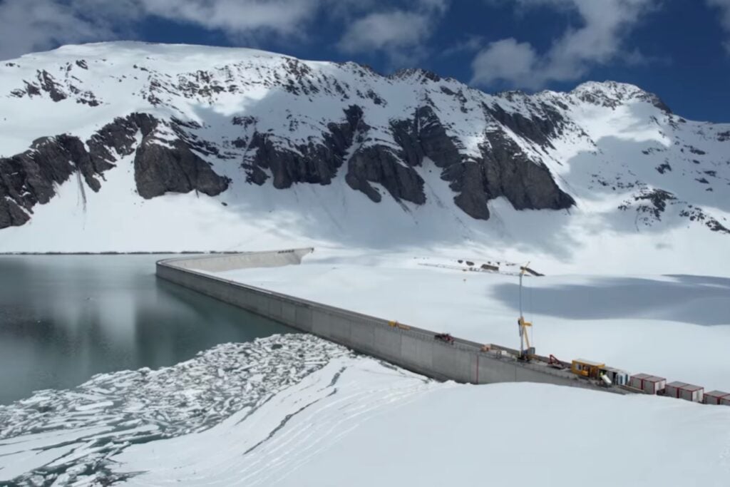 Suiza instaló casi 5.000 paneles solares a 2.500 metros de altura: el lugar parece absurdo hasta que llega el invierno