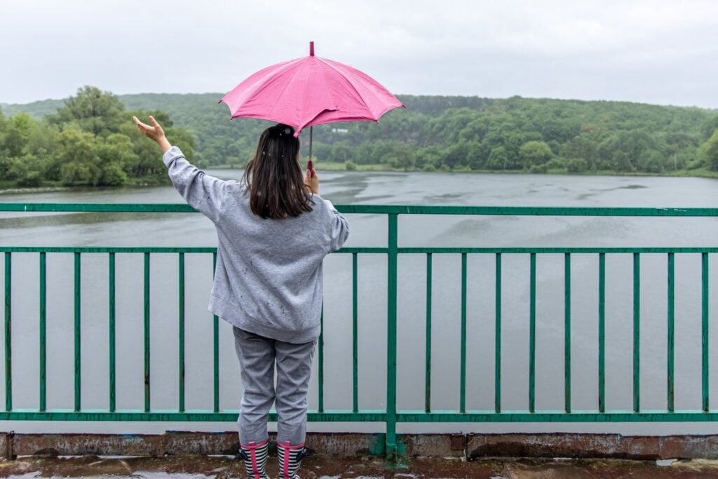 Por qué algunas personas aman los días de lluvia mientras otras los detestan: la psicología tiene una explicación