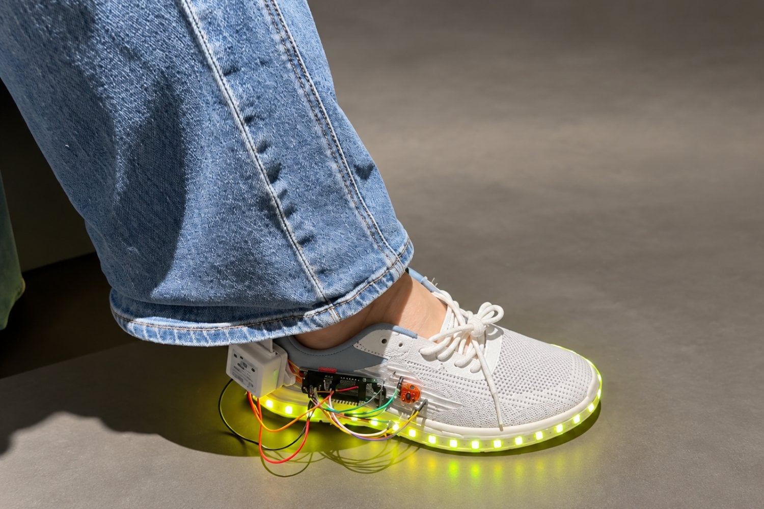 Esta zapatilla inteligente convierte cada pisada en energía y analiza tu forma de caminar)