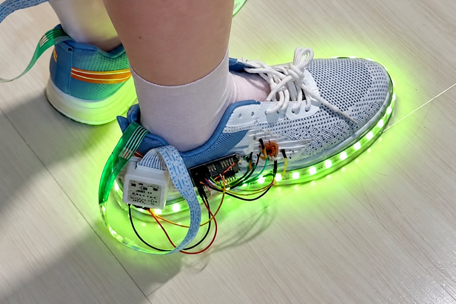 Esta zapatilla inteligente convierte cada pisada en energía y analiza tu forma de caminar
