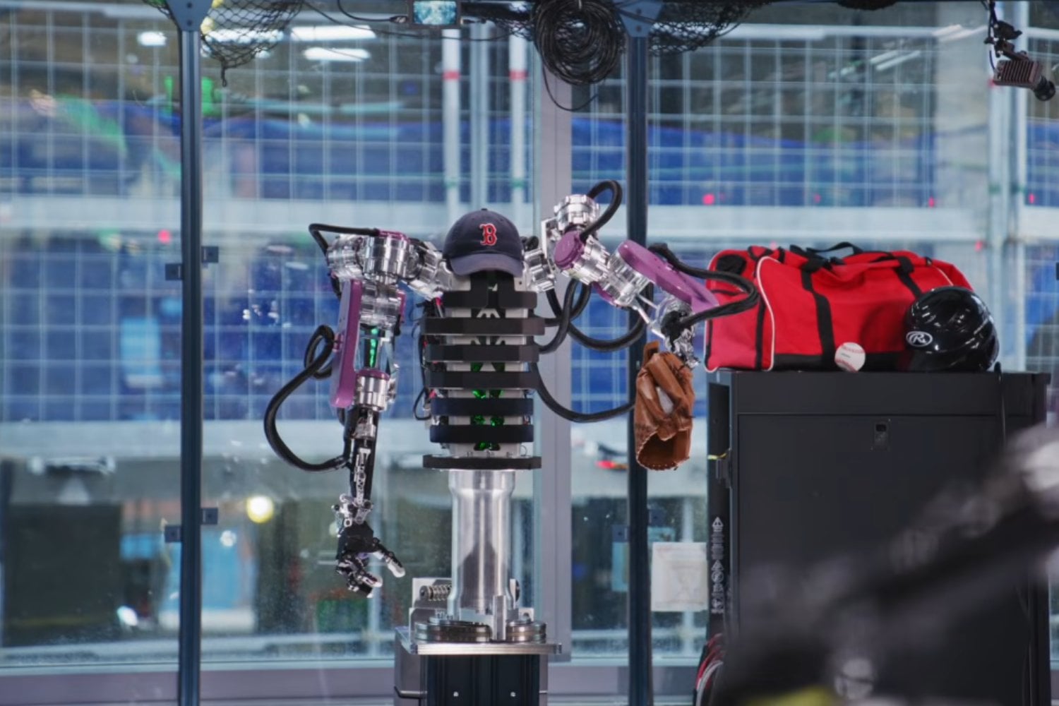 Crean un robot capaz de lanzar, atrapar y batear pelotas de béisbol con una precisión sorprendente: así funciona AthenaZero
