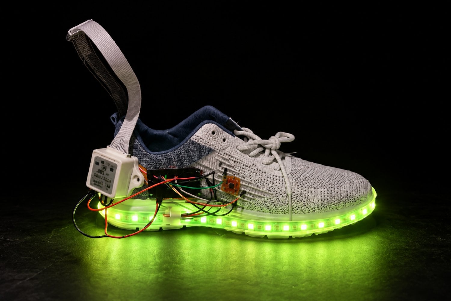 Esta zapatilla inteligente convierte cada pisada en energía y analiza tu forma de caminar)