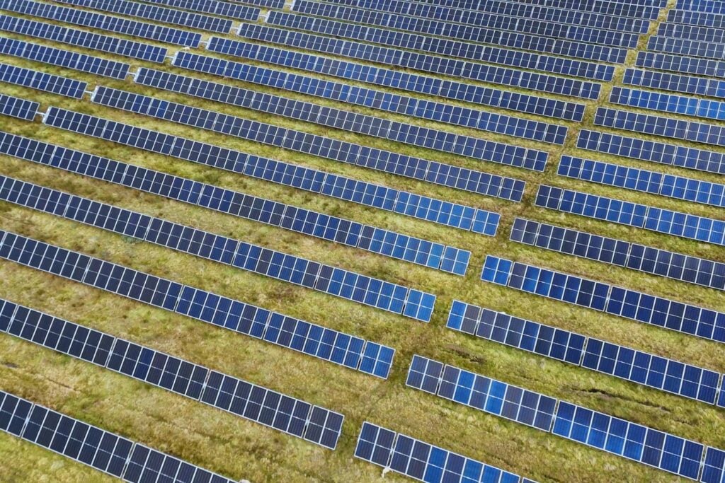 Más energía solar que nunca y una factura de 104 euros: la paradoja eléctrica de España