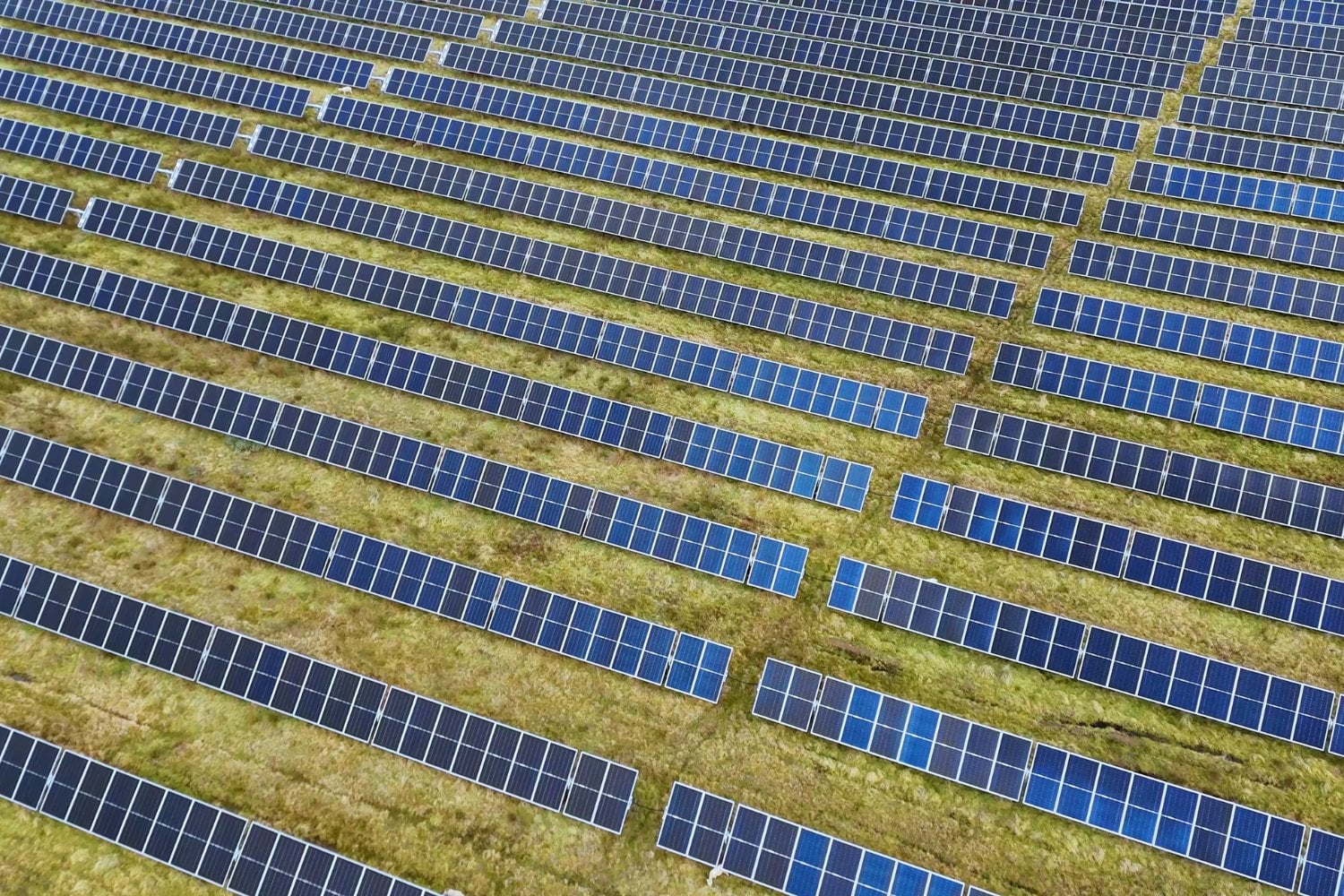 Más energía solar que nunca y una factura de 104 euros: la paradoja eléctrica de España