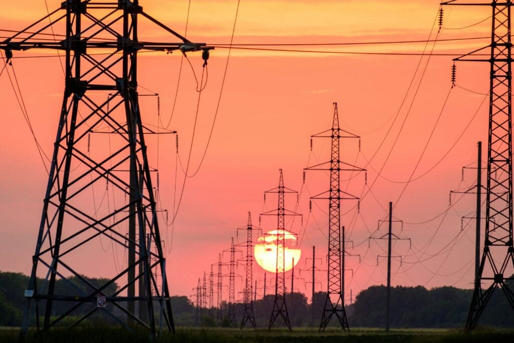 La paradoja energética de Francia: sobra tanta electricidad que su precio cae bajo cero, pero los consumidores siguen pagando más