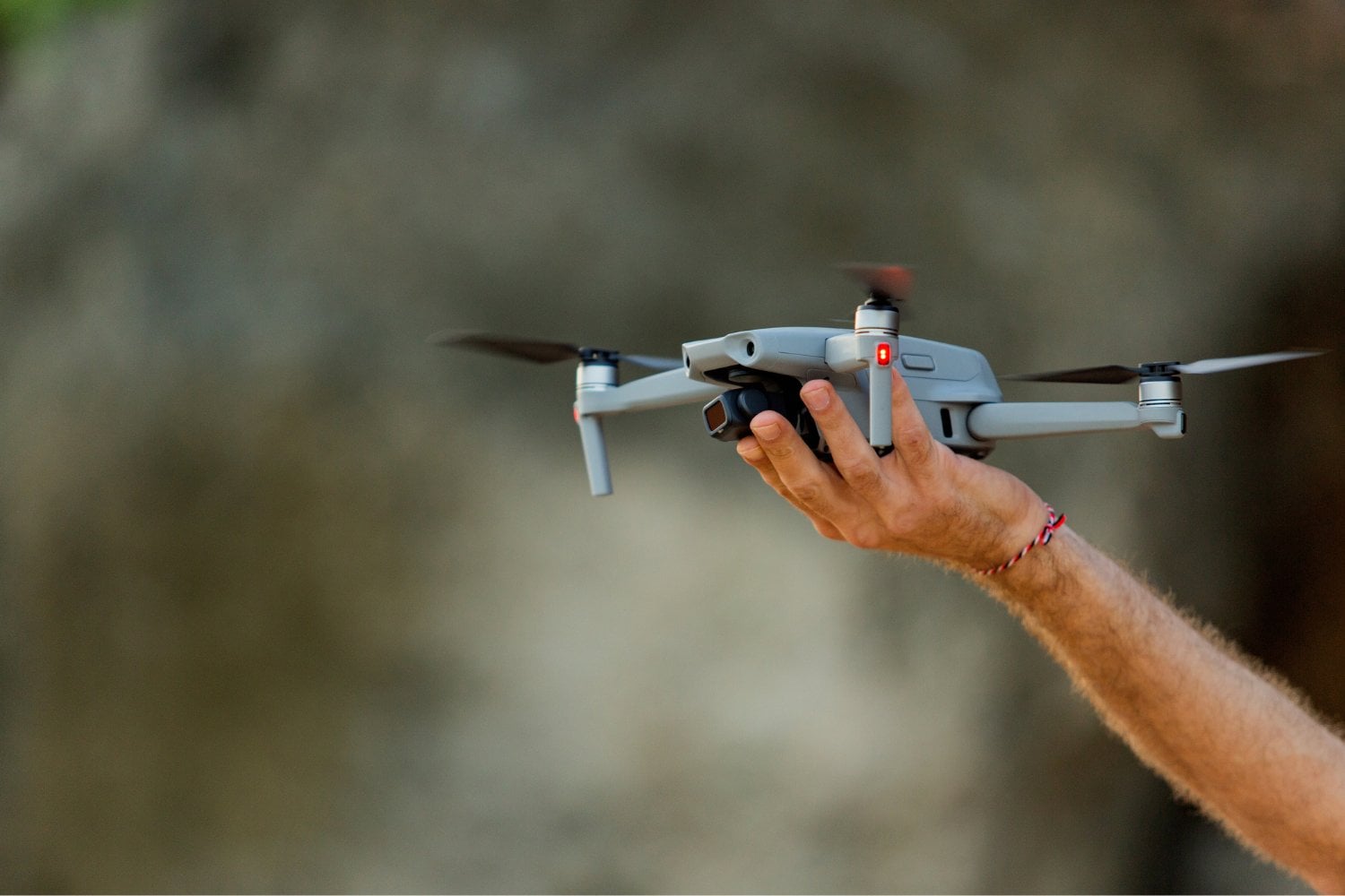 El MIT desarrolla un sistema que permite a los drones esquivar obstáculos en movimiento sin conocer el terreno y evitar colisiones