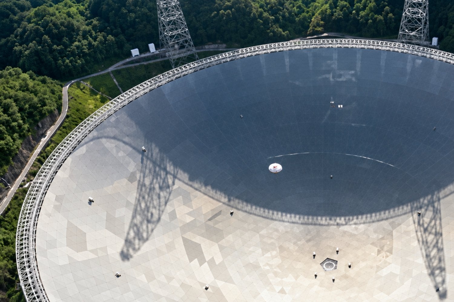 El radiotelescopio FAST encontró una señal de radio muy estrecha en dirección a un sistema planetario lejano