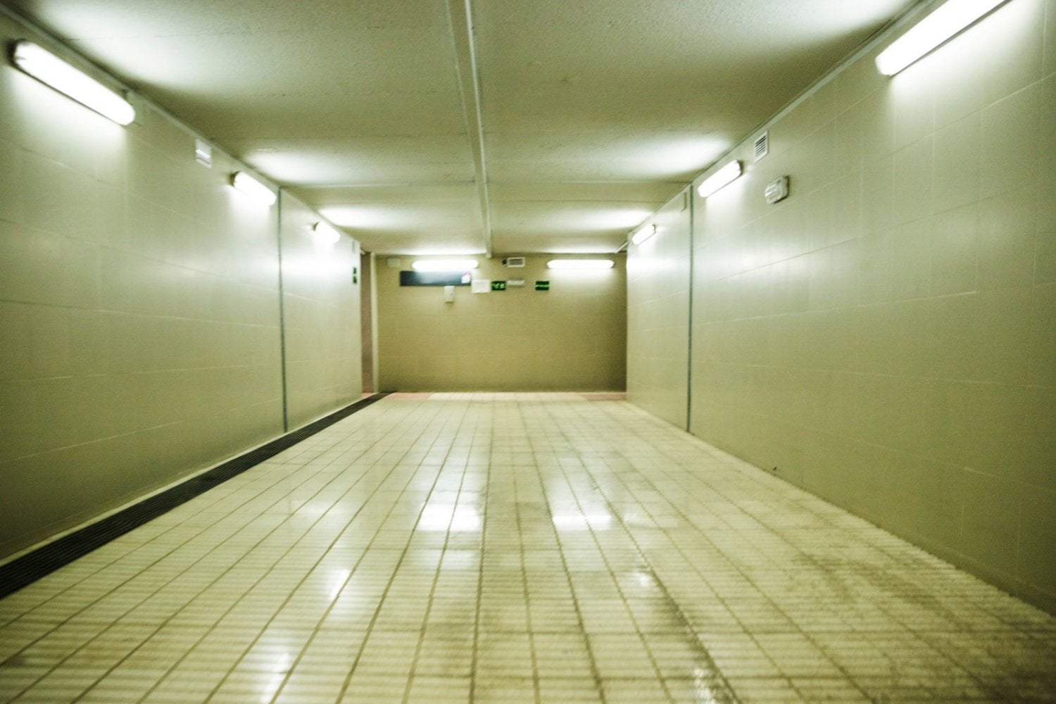 Por qué los Backrooms nos provocan tanto miedo: la psicología explica el terror de los pasillos vacíos