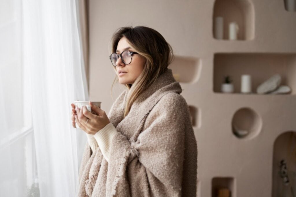 Tener frío todo el tiempo no siempre es normal: qué causas médicas pueden estar detrás