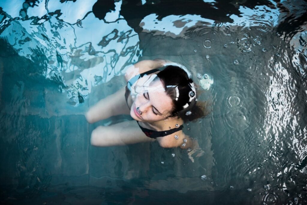 Sumergirse en agua fría durante siete días provoca cambios sorprendentes en las células, según un estudio