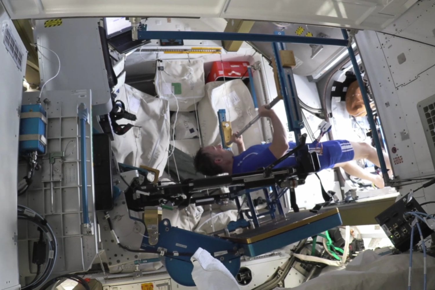 Comer, dormir y asearse sin levantarse durante un mes: así prepara China el cuerpo humano para la Luna