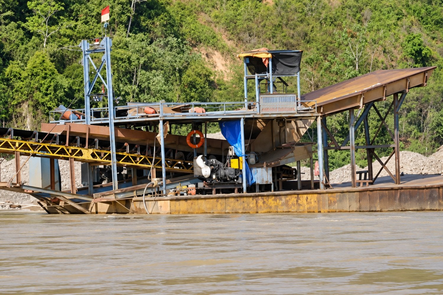 El río Kaka se transforma por la minería de oro: playas muertas, sedimentos y agua contaminada en la Amazonía boliviana