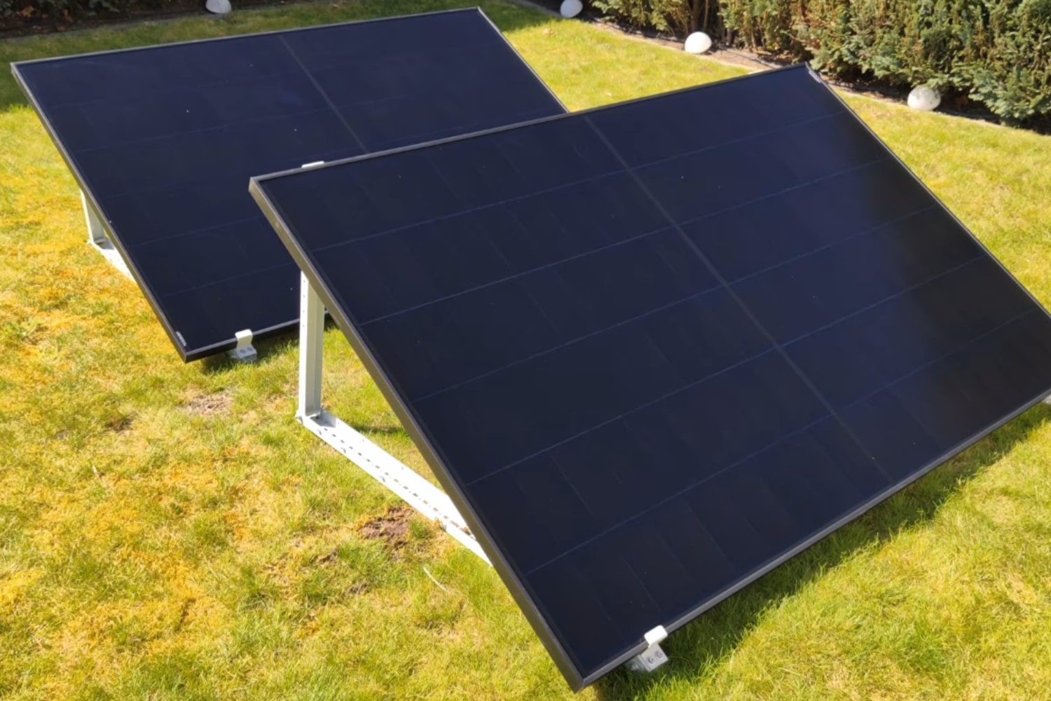 California permitirá instalar paneles solares en balcones y conectarlos directamente al enchufe de casa desde 2027