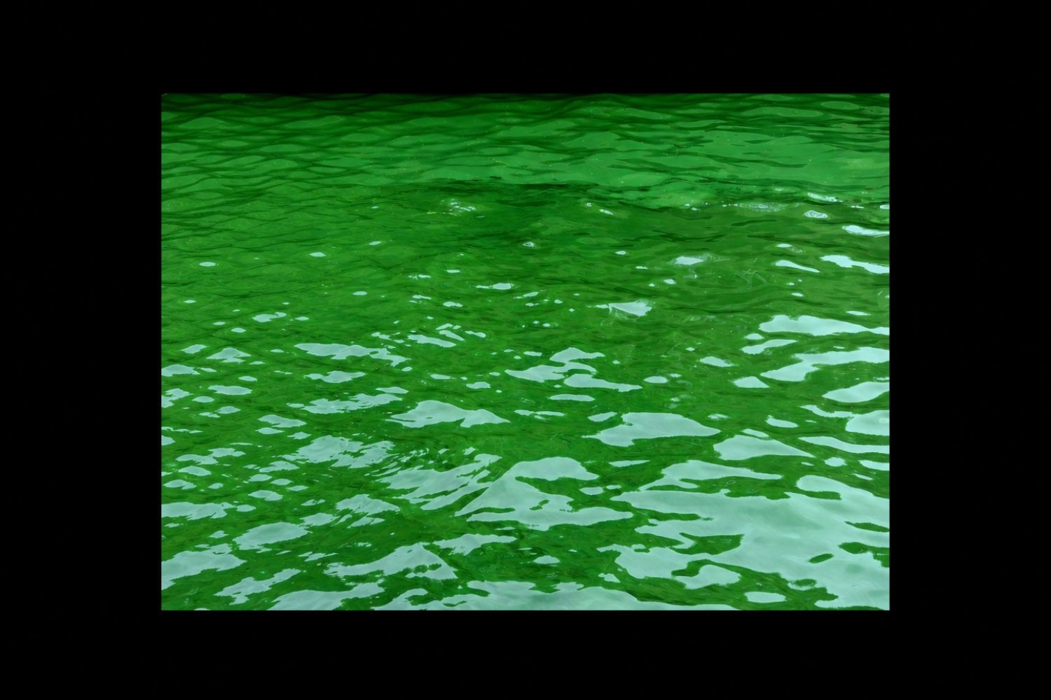 Agua Verde Fluorescente