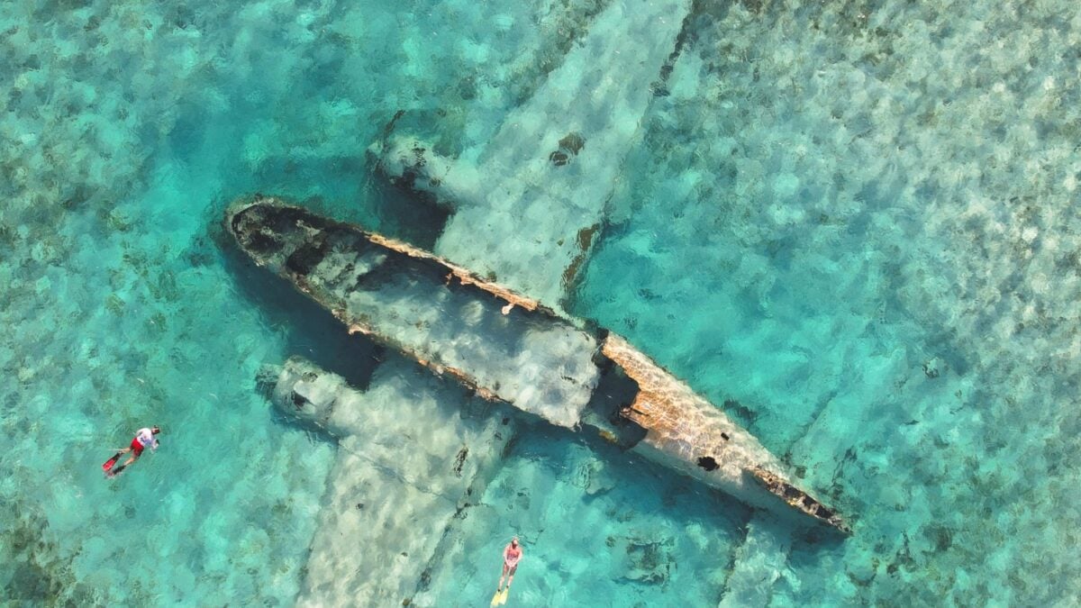 Maldivas hundió dos aviones de su primera aerolínea para convertirlos en un arrecife. La gran duda es si los corales aguantarán el calor