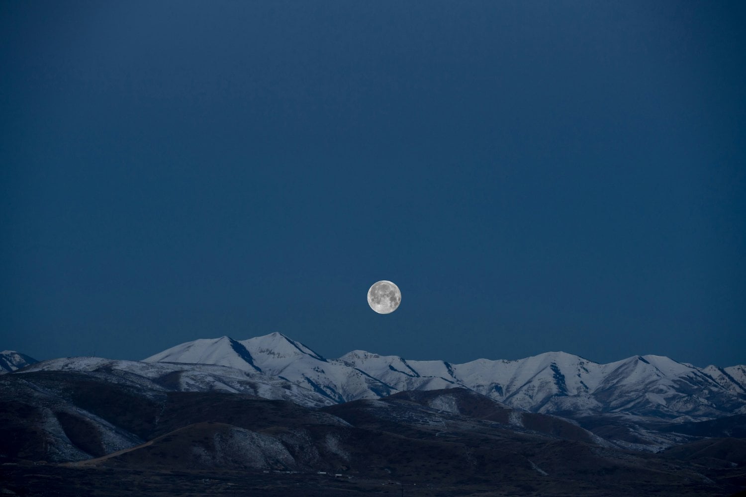 Luna Y Montañas